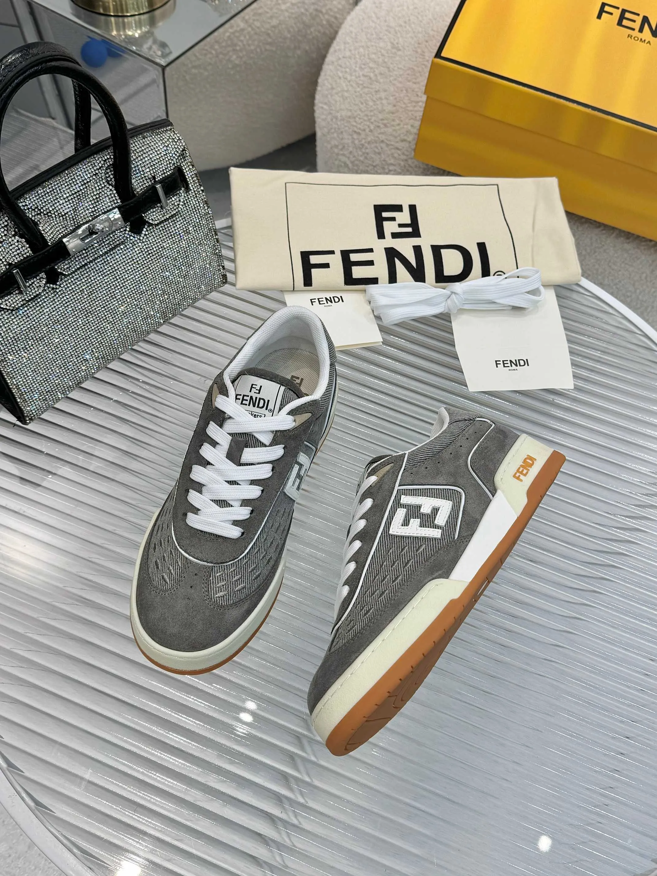 p620🐮🐮New❤Top super A version💯 Fendi Fendi 2025 New Year's King Explosive Style🔥 Many💑stars have the same style FD match. Original purchase for RMB14440. One to one replica. Designer Kim Jones's first sneaker fendi match and Donkey brand Trainer basketball sneakers, fresh blood injection and FF retro design It combines fashion and super comfort. [Wise] Whoever doesn’t grab it will regret it [There are many shoe uppers on the market with different color matching and cut corners in workmanship. The color matching and craftsmanship of my shoe upper are absolutely the same as the genuine products at the counter. Welcome to compare. Feet: Mesh injection molding pads 🎯 Soles: Please look for the original molded multi-color TPU outsole (❌ non-rubber sole) 🎯 Size: Female 35-41 Male 38-45 🎯 Packaging: Original 1:1 matching high-end packaging 🎁